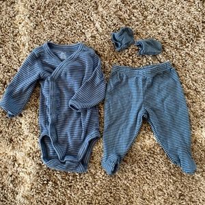 🆕Carter’s- matching outfit with mittens